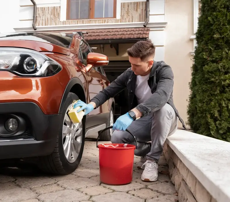 Lavage auto à domicile Val-au-Perche : professionnel intervenant sur un véhicule